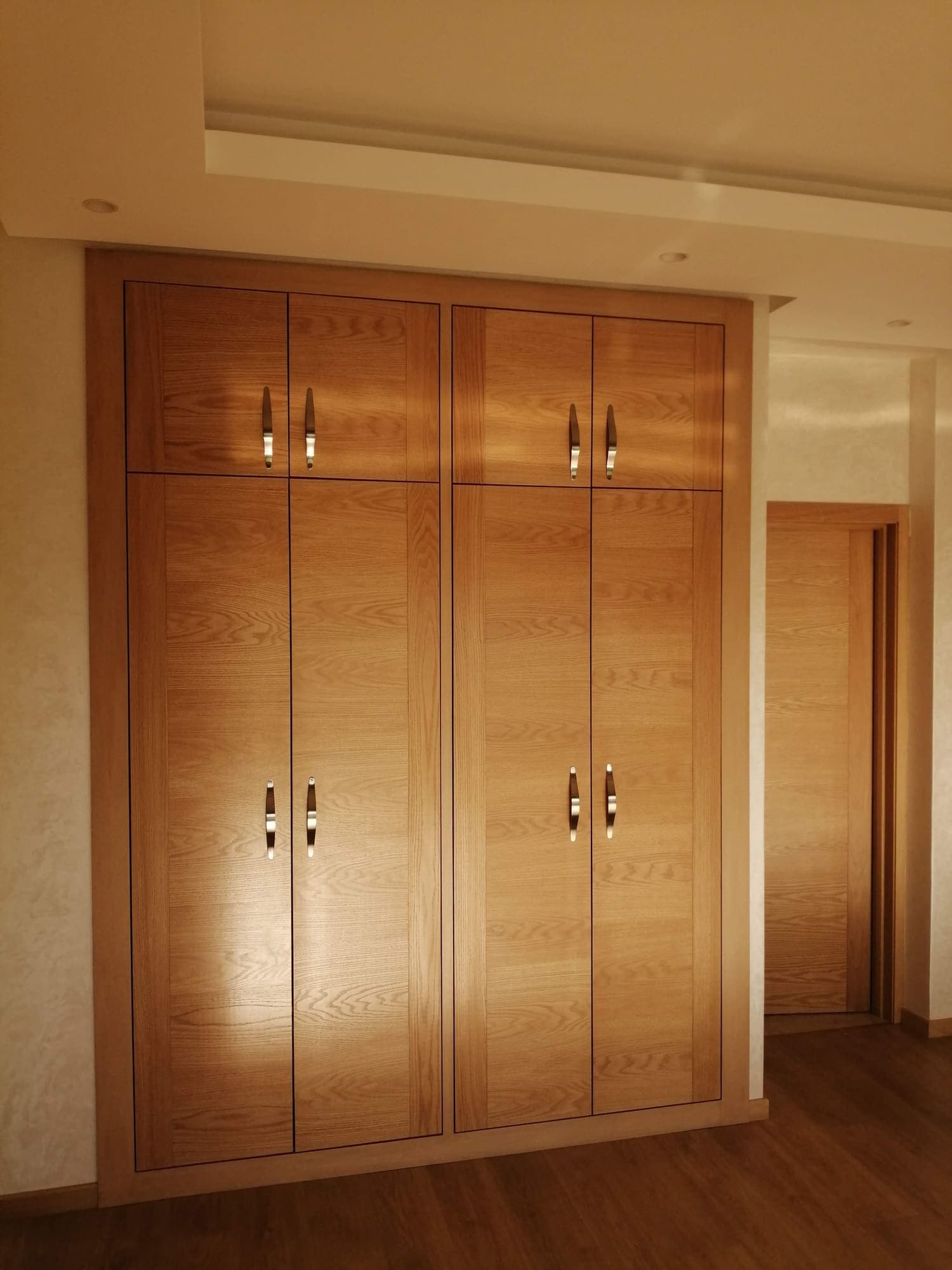 Placard en bois à portes hautes et basses avec poignées métalliques