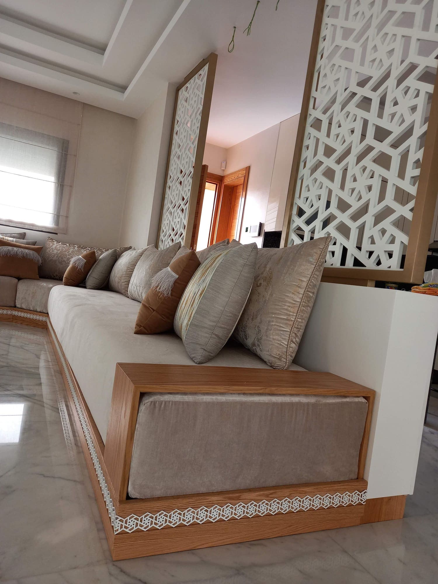 Banquette sur mesure avec panneaux décoratifs ajourés
