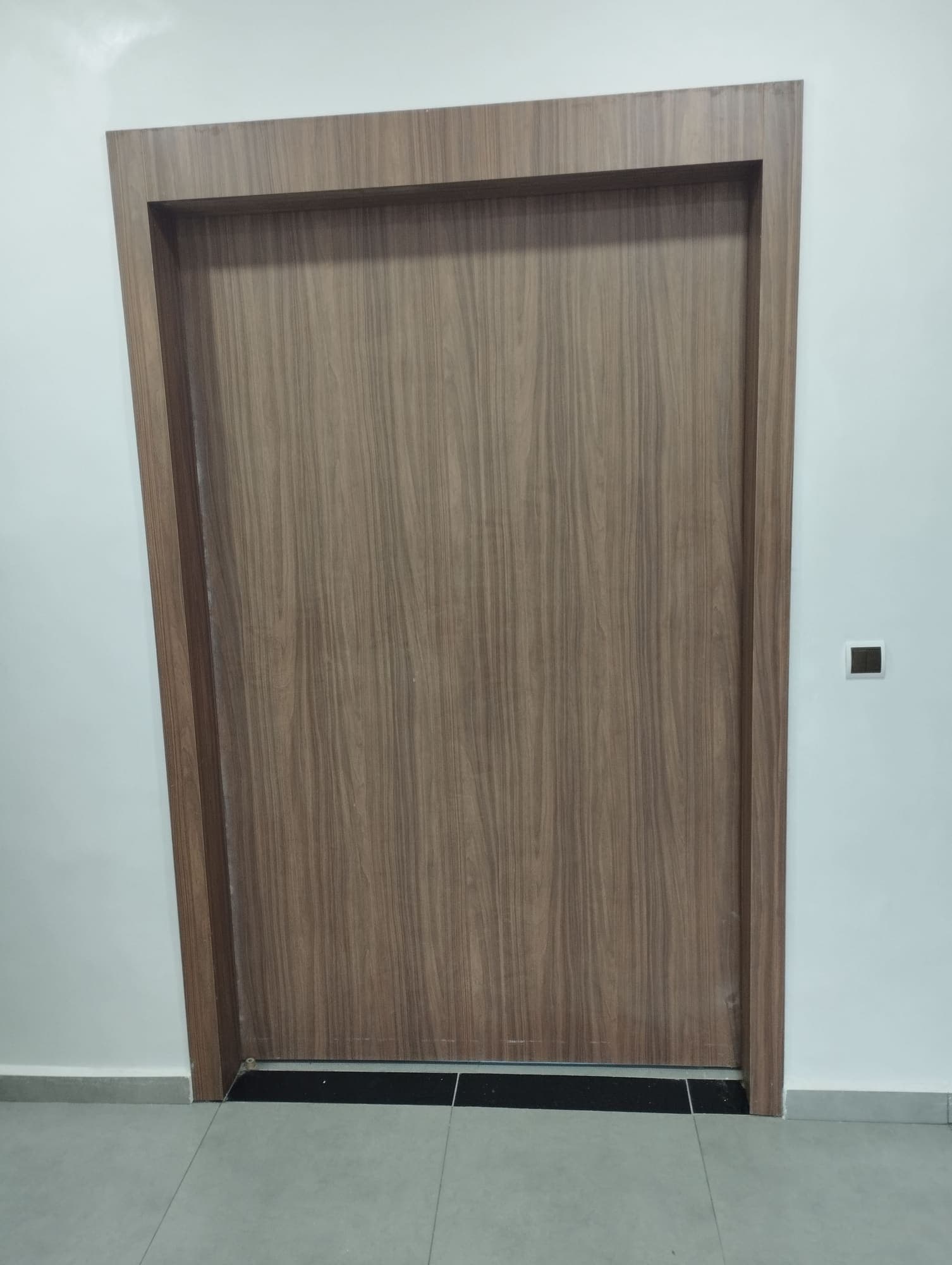 Porte lisse plaquée bois à encadrement assorti