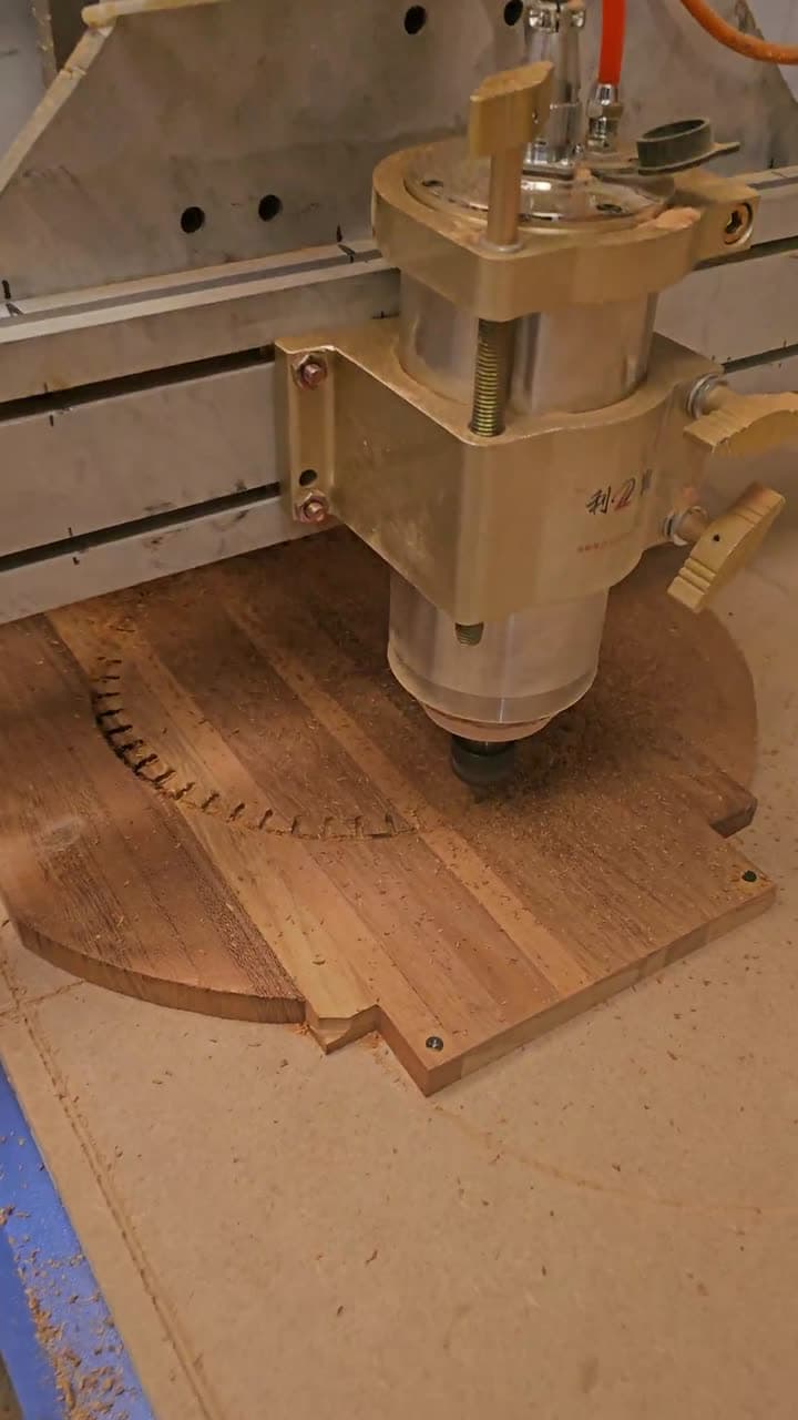 Une fraiseuse numérique découpe un panneau en bois dans l’atelier
